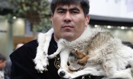 Ыстыбаев поздравил Шарипову с победой в третьем поединке на профи-ринге