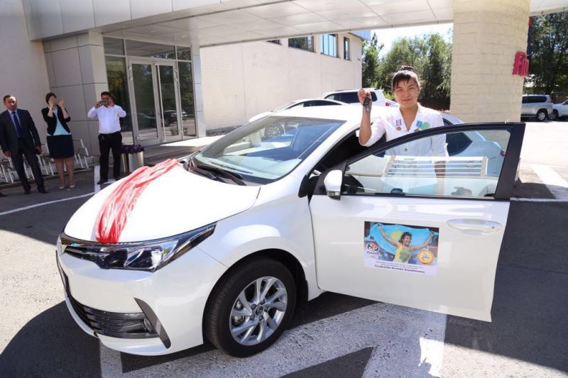 Бронзовая медалистка Олимпиады-2016 Сыздыкова получила в подарок автомобиль