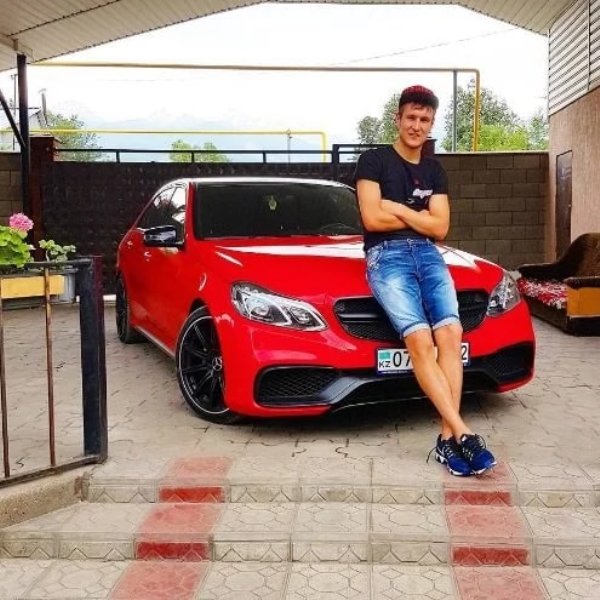 Роскошная жизнь казахстанского футболиста, не играющего в футбол