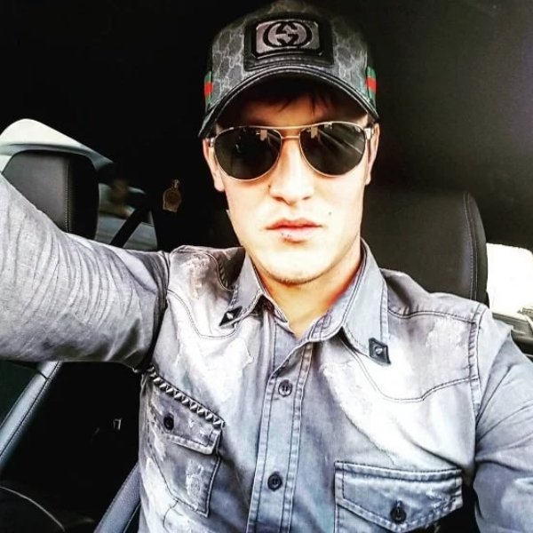 Роскошная жизнь казахстанского футболиста, не играющего в футбол