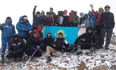 В ЮКО 26 человек покорили заснеженный пик Независимости