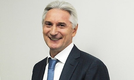 Фанаты «Барыса» подарили наставнику «Ак Барса» плетку