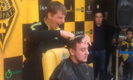 Аршавин побрил налысо казахстанского журналиста