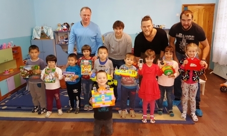 Хоккеисты «Торпедо» побывали в детском центре