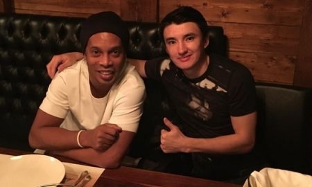 Конысбаев встретился с легендой футбола Роналдиньо