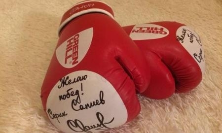 Сапиев подарил перчатки с автографом парализованному карагандинцу