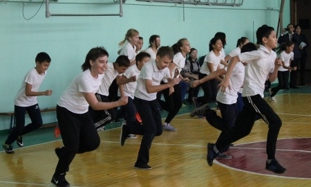 Именитые спортсмены провели урок в столичной школе