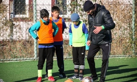 Игроки «Атырау» провели мастер-класс для воспитанников села Махамбет 