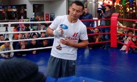 Ислам провел открытую тренировку перед боем в Алматы
