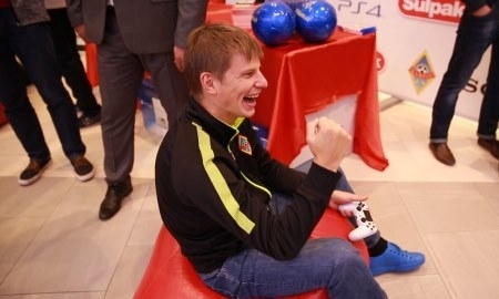 Как Аршавин и Плотников играли с болельщиками в FIFA 2017