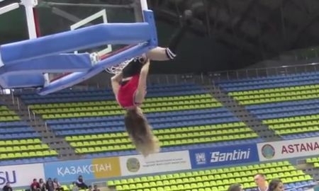 Как девушка группы поддержки «Астаны» залезла в корзину