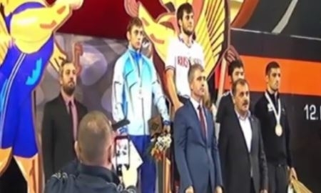 На студенческом чемпионате мира по борьбе перепутали флаги Казахстана и Кыргызстана