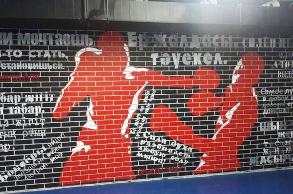 Алматинец превратил недостроенную стоянку в боксерский зал