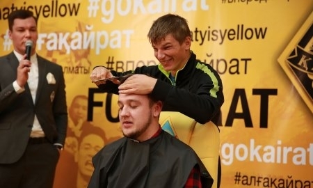 Видеосюжет о том, как Аршавин побрил казахстанского журналиста