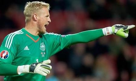 Основной вратарь сборной Дании не сыграет с Казахстаном