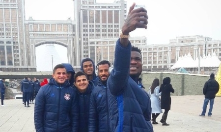 Футболисты «Олимпиакоса» прогулялись по Астане перед матчем