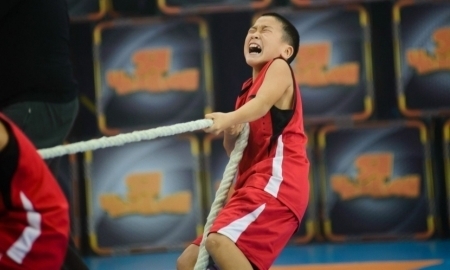 Видео казахстанского мальчика, перетягивающего канат, стало хитом в Интернете