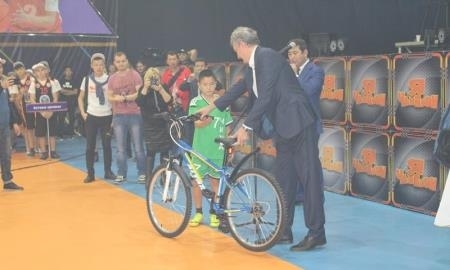 Прославившемуся в Сети мальчику из Уральска подарили велосипед