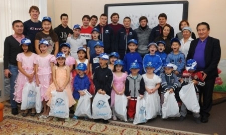 Игроки «Барыса» навестили воспитанников «Центра адаптации несовершеннолетних»