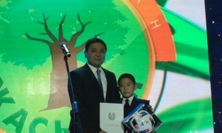 Аким ЗКО поблагодарил «князя перетягивателей канатов» из Уральска за игру и подарил планшет