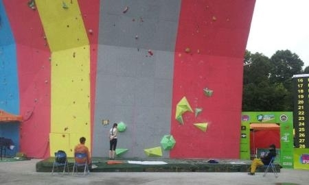 Скалолазка Марленова готовится к Олимпиаде в школьном спортзале