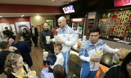 Известные казахстанские боксеры сводили в кино воспитанников детдома