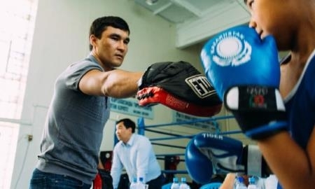 Сапиев подарил Нацмузею РК боксерские перчатки с автографом