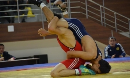 Борцы из девяти стран приехали на турнир памяти Динмухамеда Кунаева в Тараз