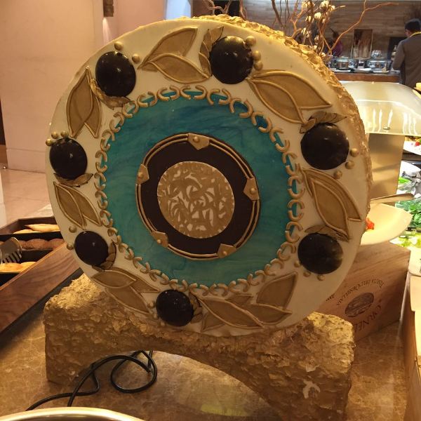 «Астане» подарили торт в виде чемпионской салатницы