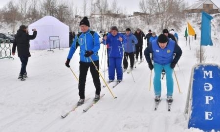Аким Северо-Казахстанской области прокатился на лыжах вместе с подчиненными