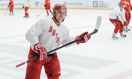 Комментатор КХЛ рассказал об удалении хоккеиста «Витязя» в матче с «Барысом»