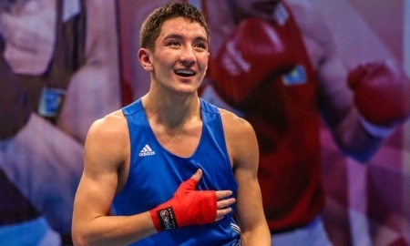 В ВКО денежными премиями наградили боксеров Курметова и Омирзакова