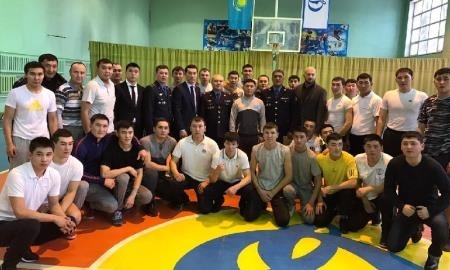 Левит и Ниязымбетов показали приемы бокса карагандинским полицейским