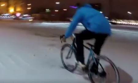 Велогонщик Брумотти исполнил трюки на снегу в Астане