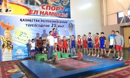 В Таразе состоялся открытый турнир по тяжелой атлетике