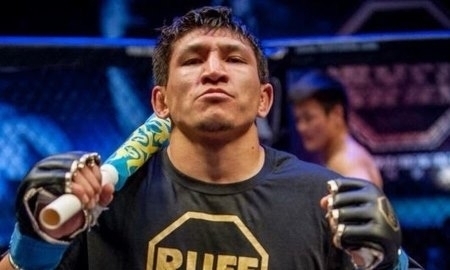 <strong>Хамитов победил Рабаданова удушающим приемом</strong>