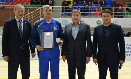 В Таразе наградили ветеранов казахстанского футбола