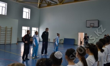 Фоторепортаж с урока физкультуры с Мельниченко, Ибраимовым и Тихоненко в проекта «Физкульт-Ура»