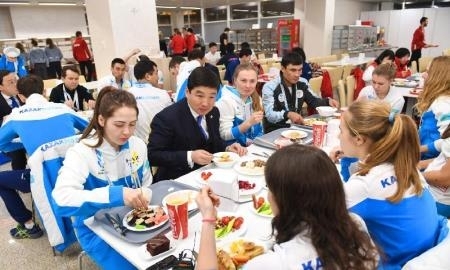 Аким Алматы поужинал со спортсменами в Атлетической деревне