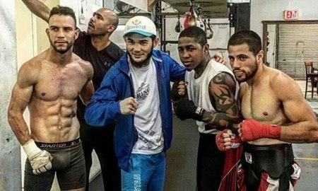 Шарибаев спаррингует с боксерами из Кубы и Пуэрто-Рико перед боем в США