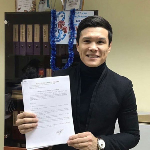 Елеусинов официально перешел в профессиональный бокс