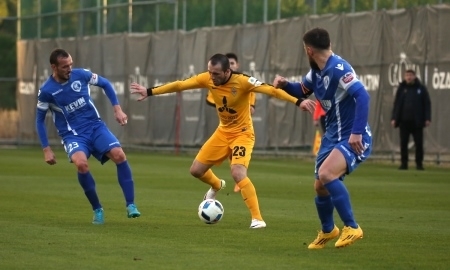 Фото с товарищеского матча «Кайрат» — «Кукеси» 1:0