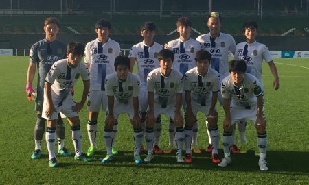 Кореец пытался казаться выше на командном фото перед матчем с «Астаной»