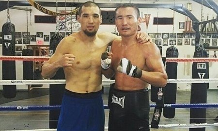 Елеусинов помогает Исламу в подготовке к бою