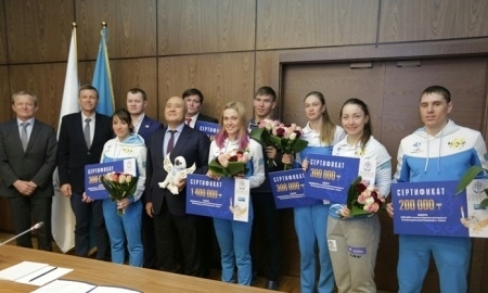 Шукеев вручил 4,6 миллионов тенге лыжникам-призерам Универсиады-2017