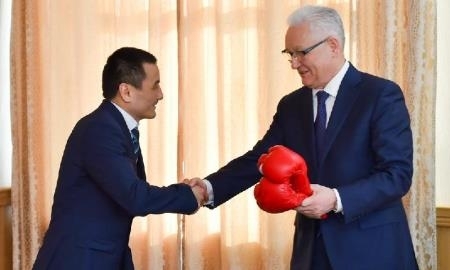 Жакиянов подарил акиму СКО свои боксерские перчатки