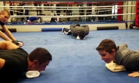 Как Головкин учил юного боксера тренировать подбородок