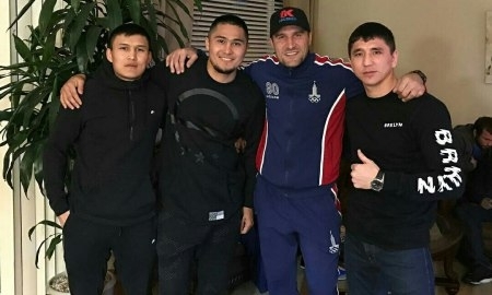 Казахстанские боксеры тренируются вместе с Ковалевым