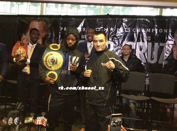 Жакиянов и Уоррен провели дуэль взглядов