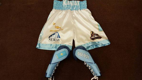 Ислам продемонстрировал перчатки и шорты на бой с Ассисом